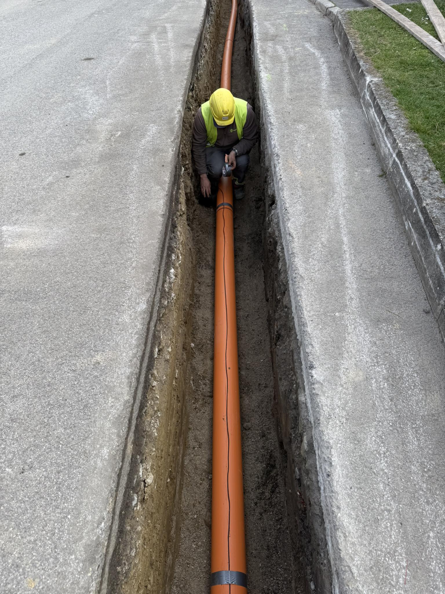 Rekonštrukcia plynovodov na Beckovskej v Trenčíne Pre SPP distribúciu sme v Trenčíne vymenili staré oceľové plynovody a prípojky za moderné plastové RC rúry. Rekonštrukcia plynovodov na Beckovskej v Trenčíne